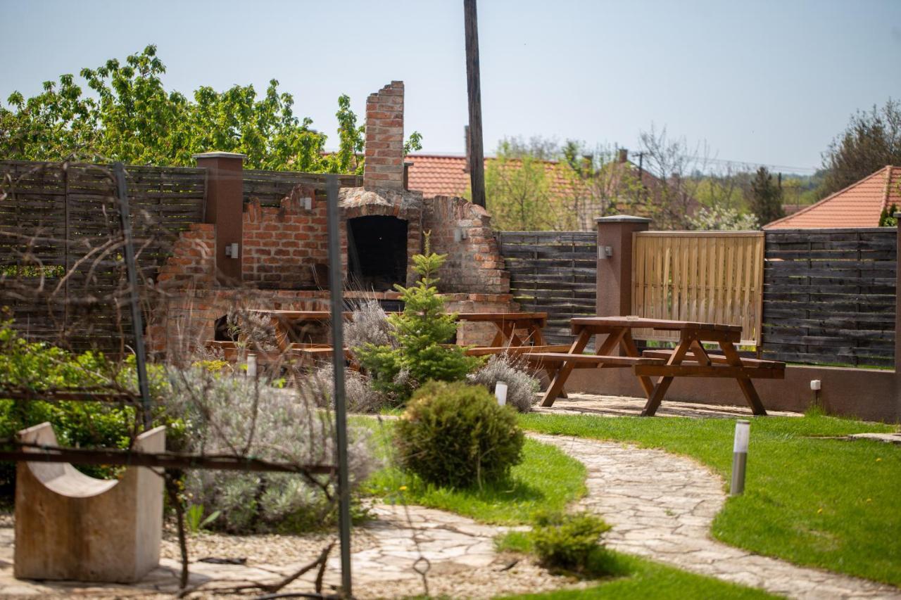 Petreny Borpanzio Bed & Breakfast Egerszalók Dış mekan fotoğraf